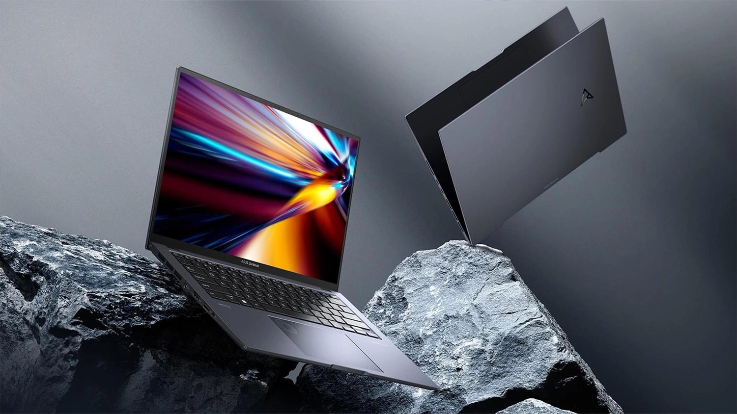 Dva ASUS notebooky na skále