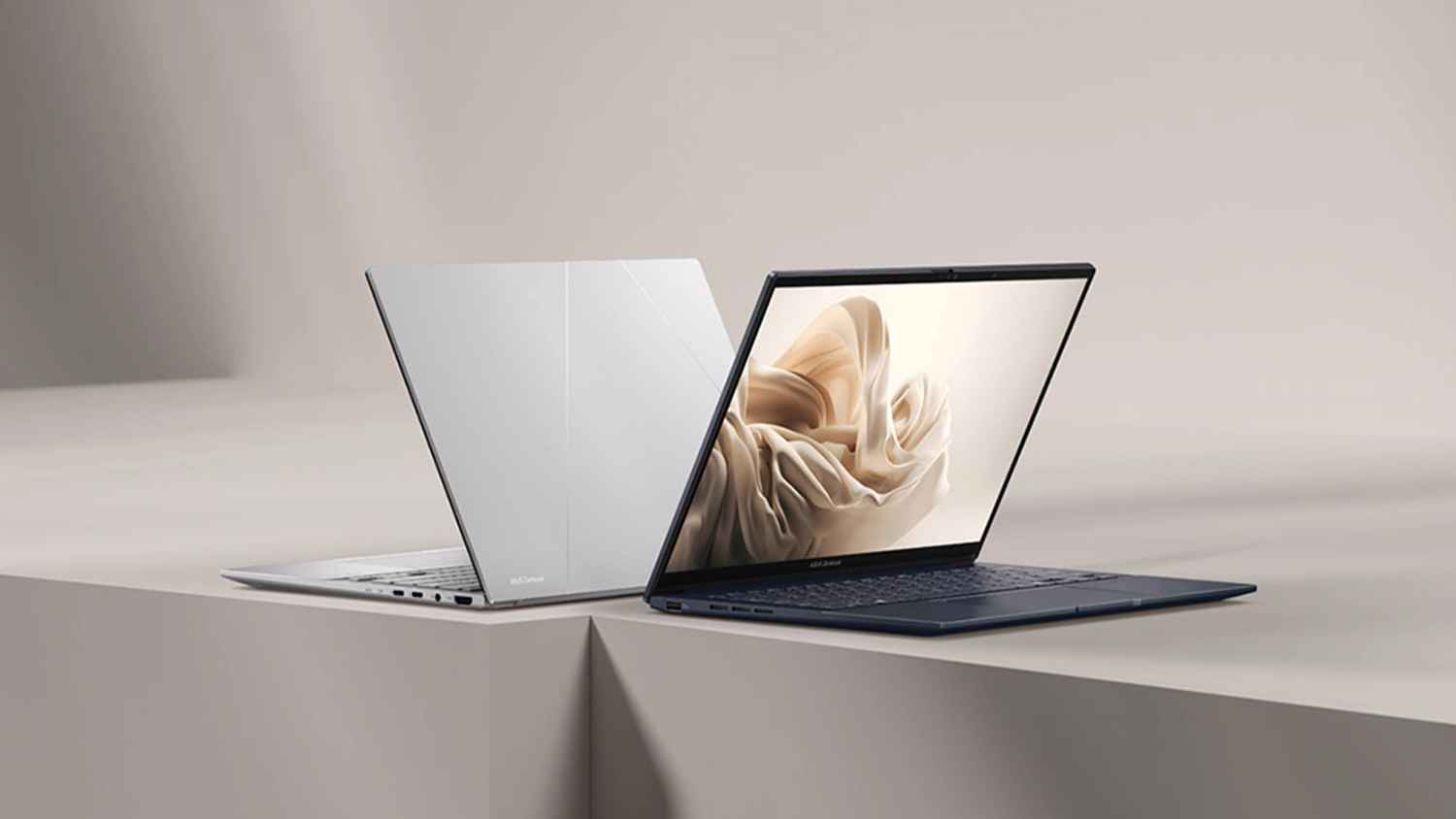 Béžové pozadí s dvěma notebooky ASUS