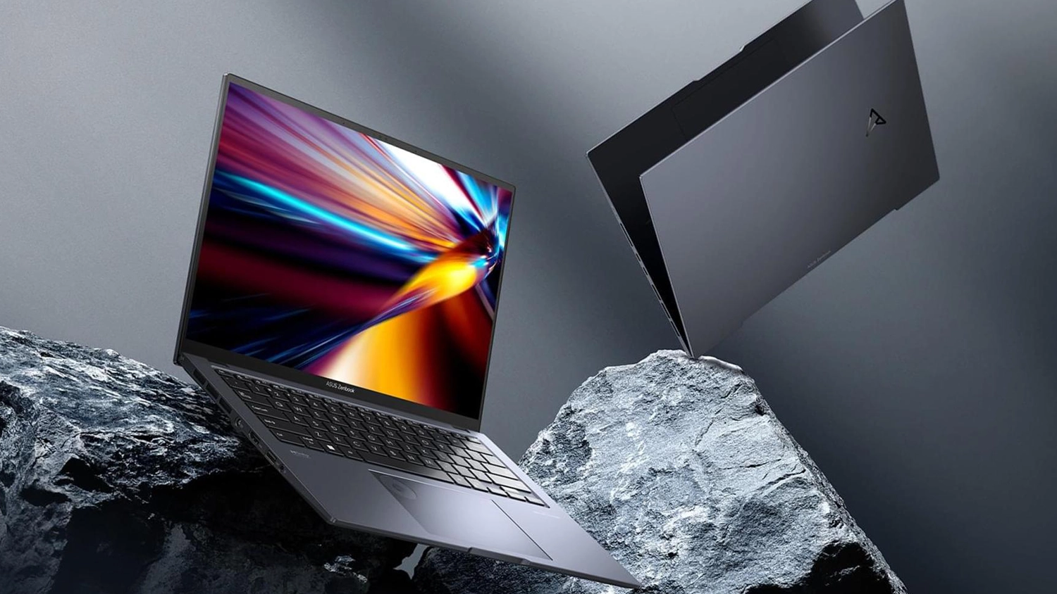 Dva ASUS notebooky na skále