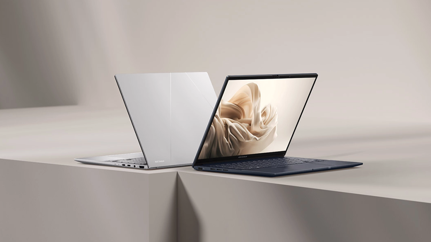 Béžové pozadí s dvěma notebooky ASUS