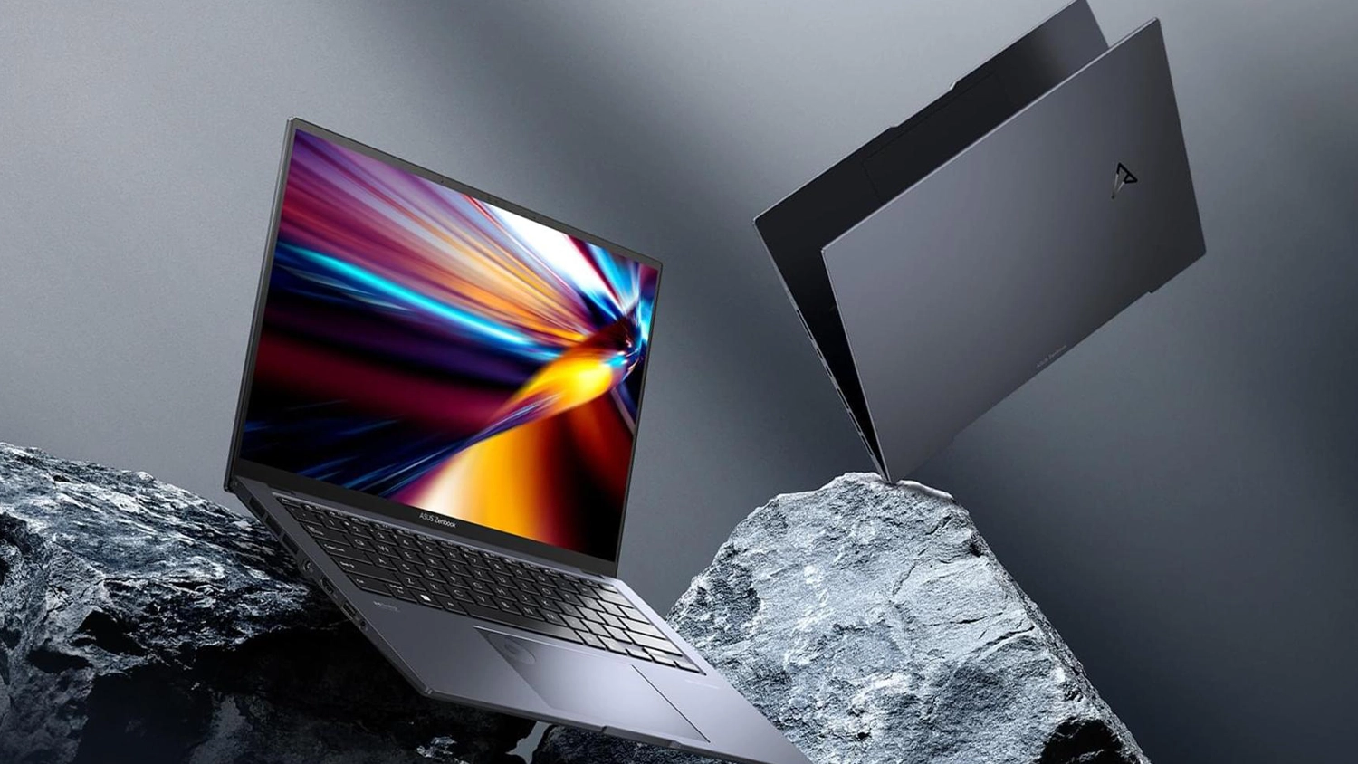 Dva ASUS notebooky na skále
