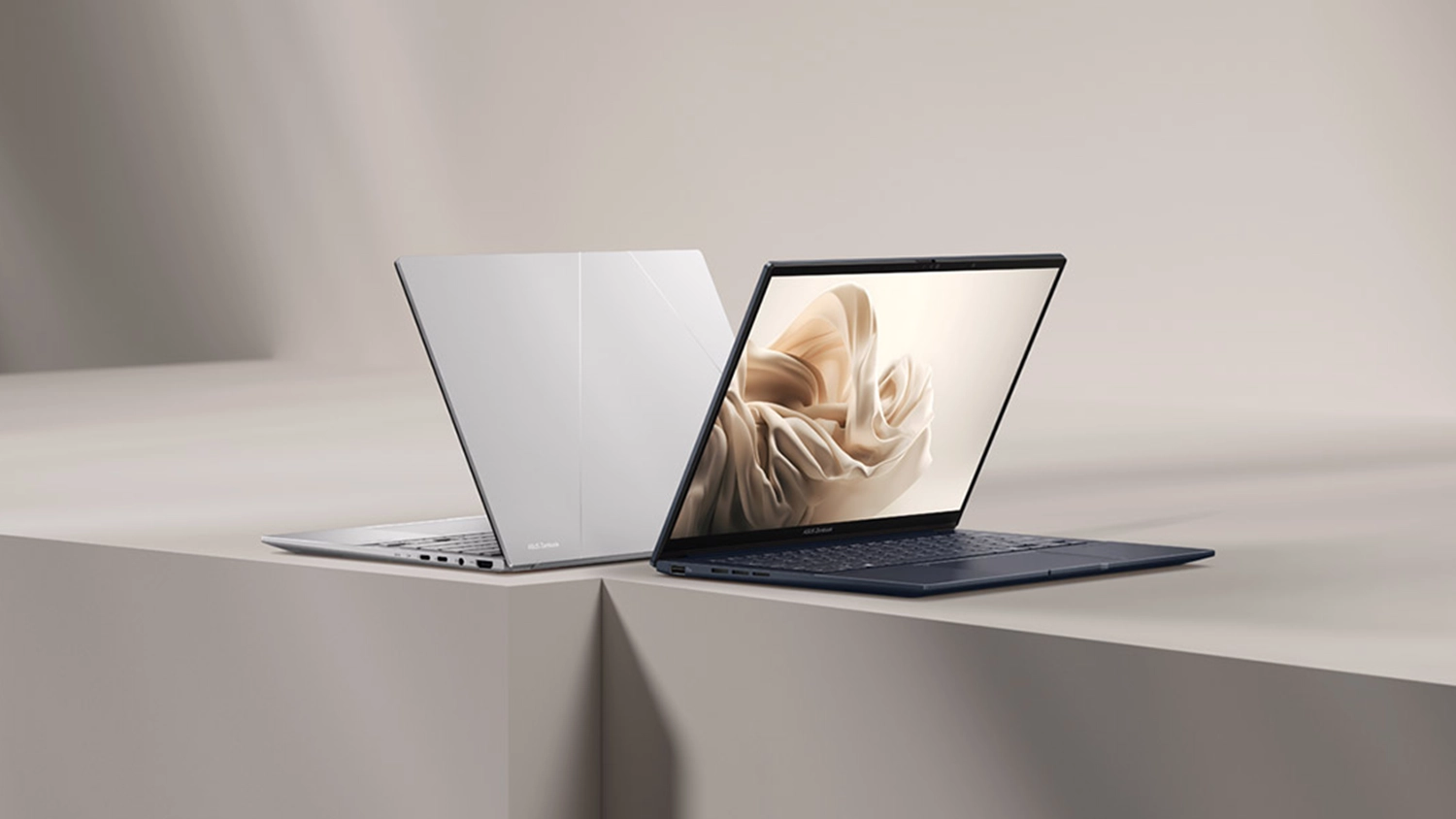 Béžové pozadí s dvěma notebooky ASUS