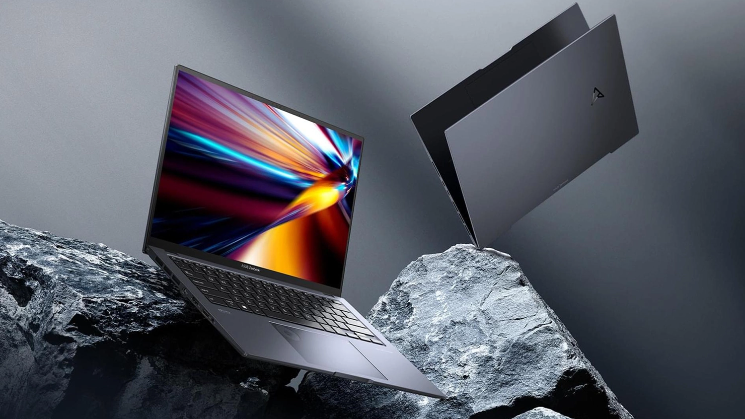 Dva ASUS notebooky na skále