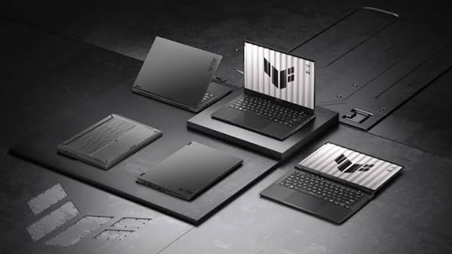 Čern&aacute; technick&aacute; plocha s několika notebooky ASUS