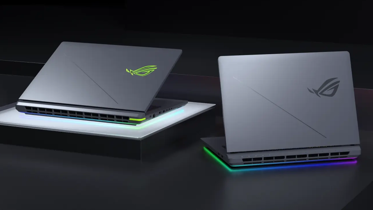 Šedé podstavce s notebooky ASUS