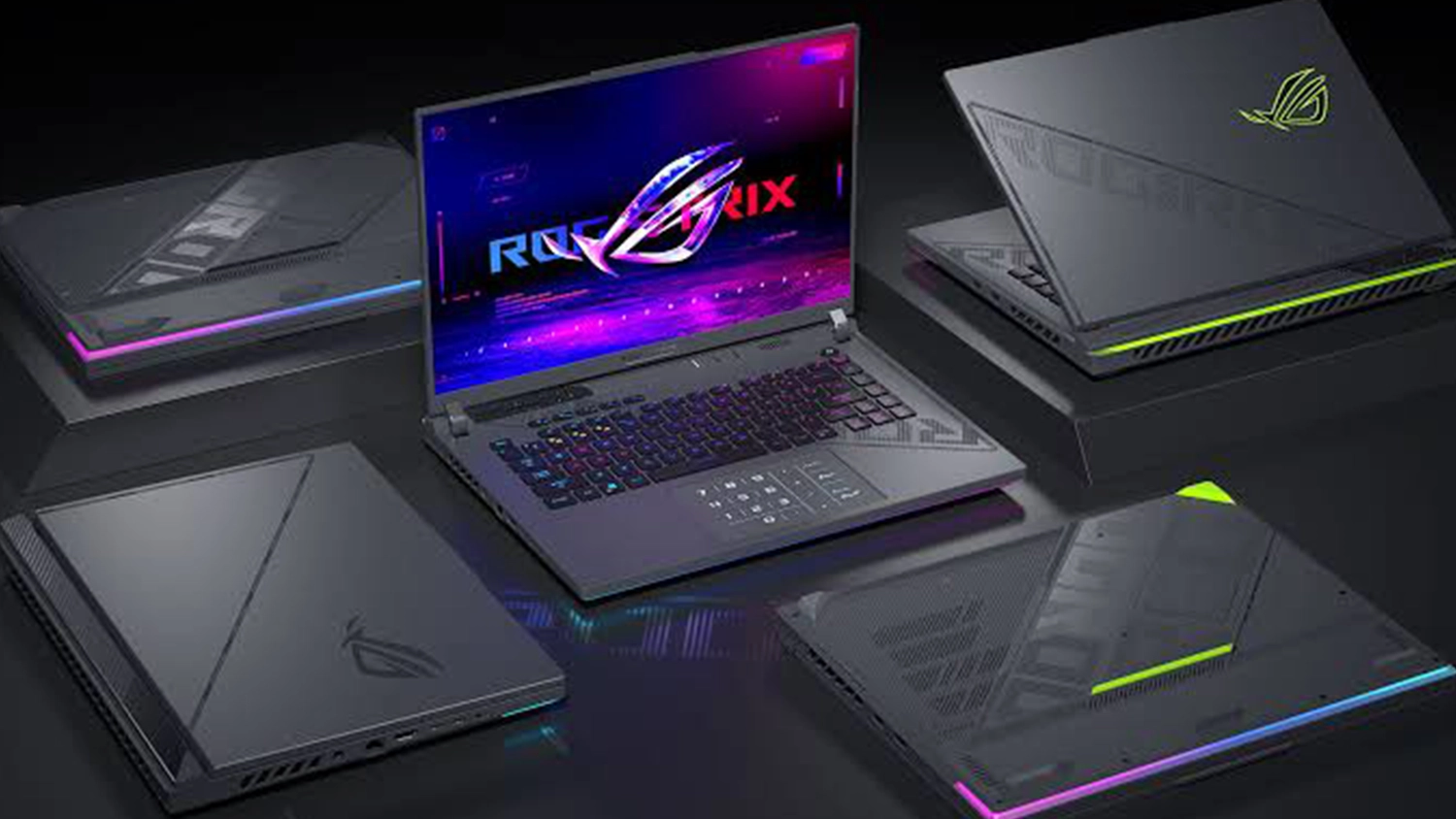 Tmavá plocha s rozestavěnými notebooky ASUS