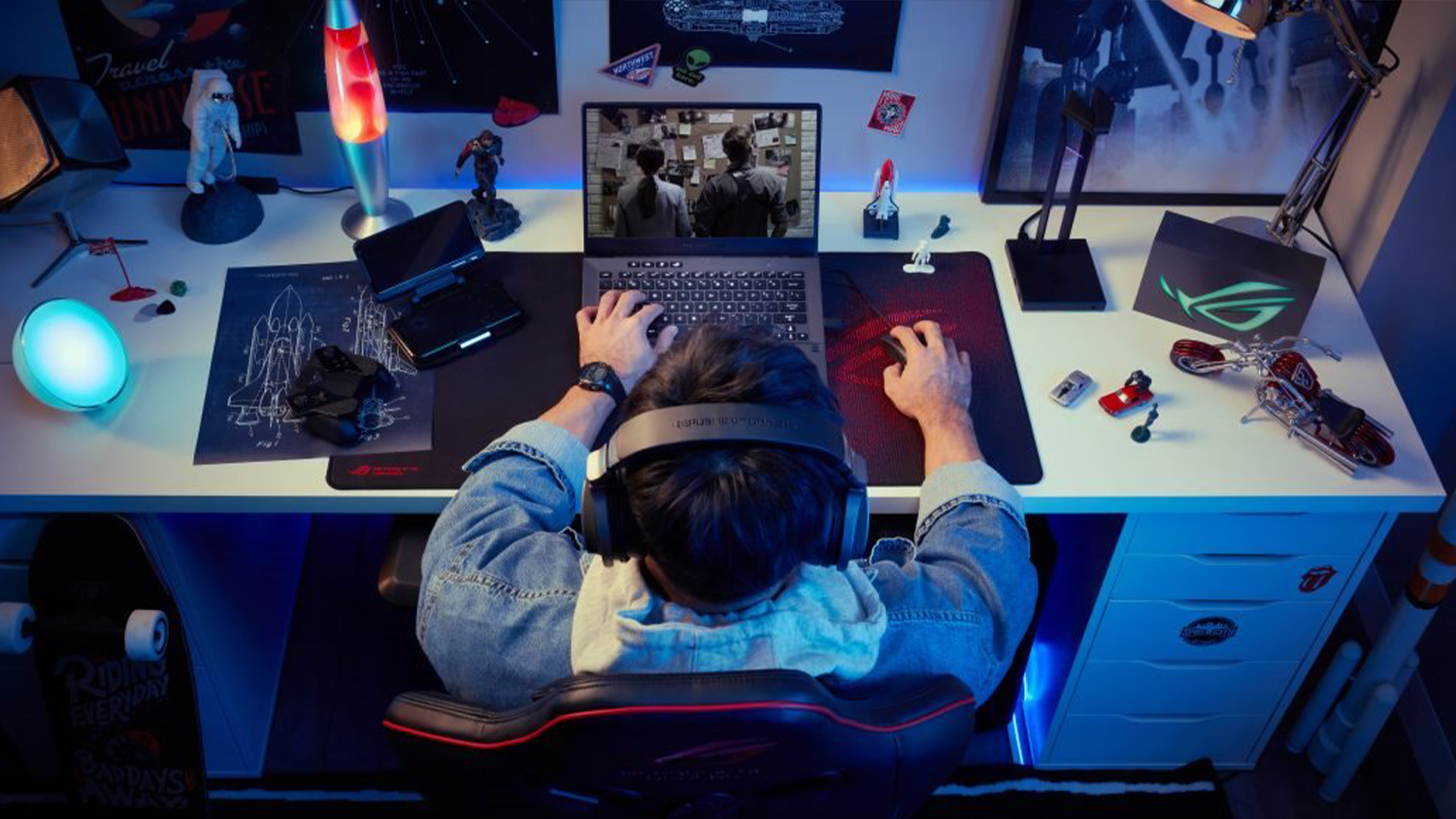 Osoba hraj&iacute;c&iacute; u stolu hry na notebooku ASUS