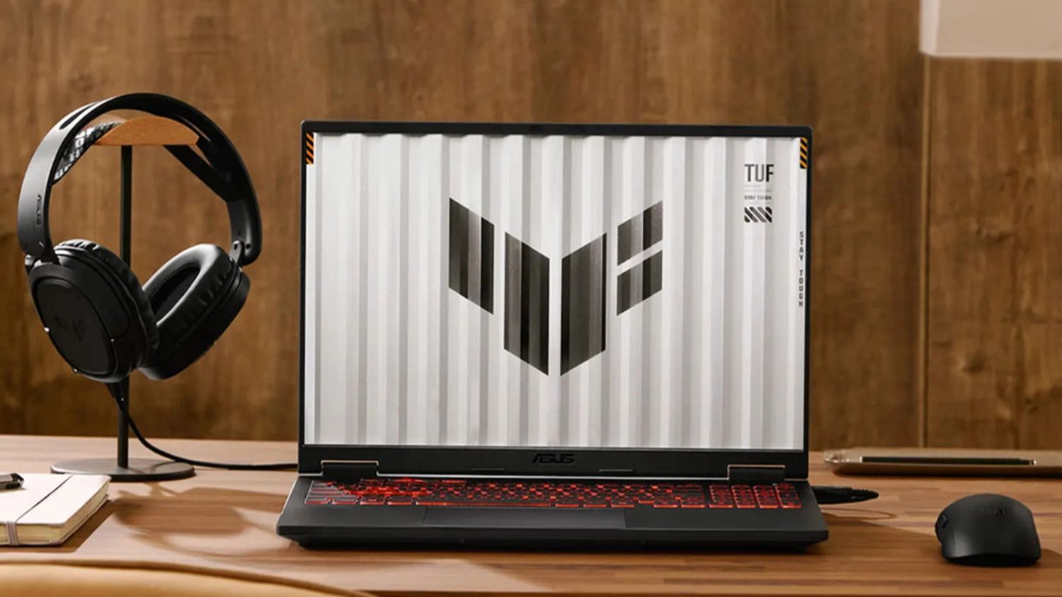 Notebooky ASUS TUF Gaming A18 na stole