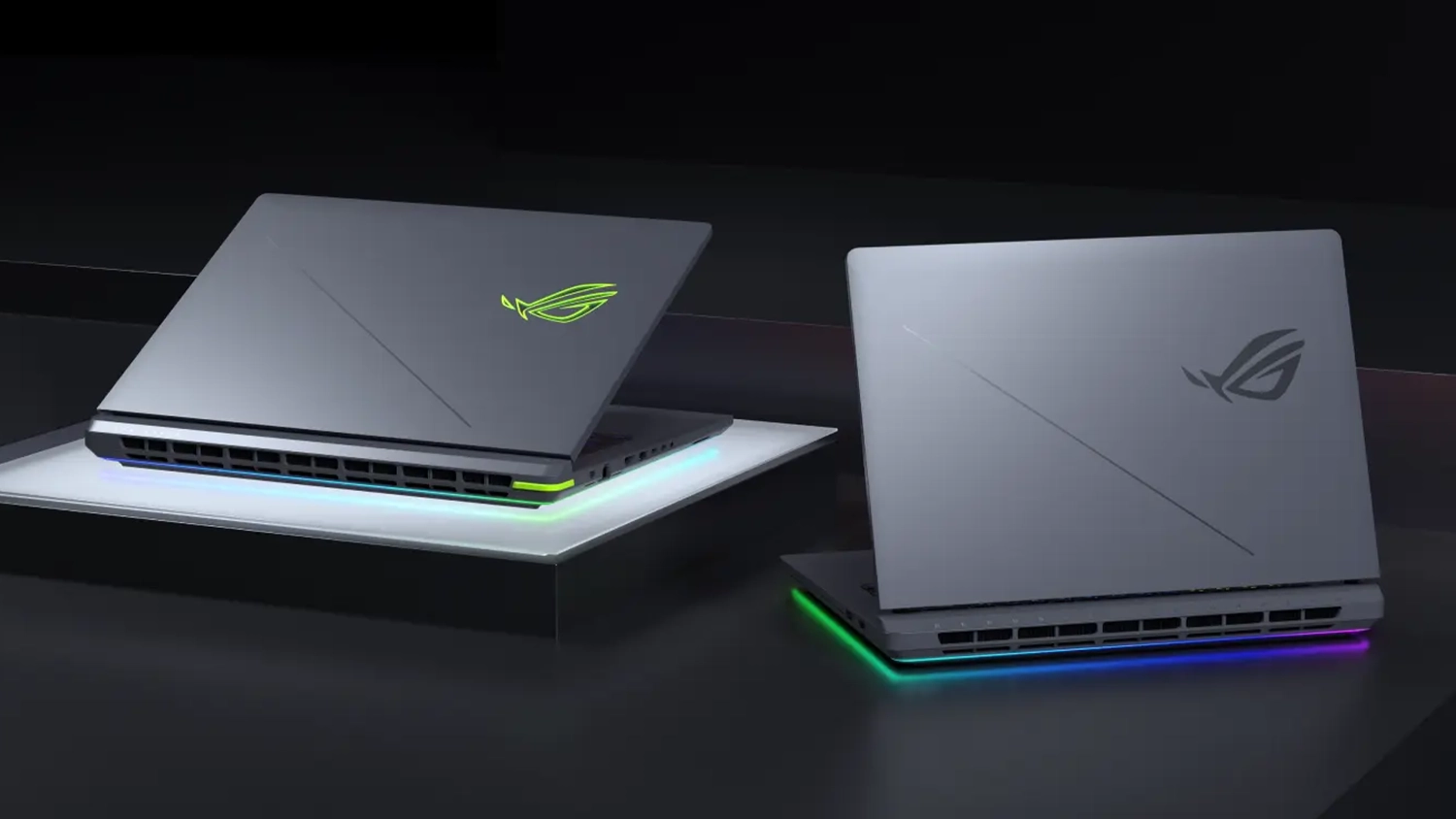 Šedé podstavce s notebooky ASUS