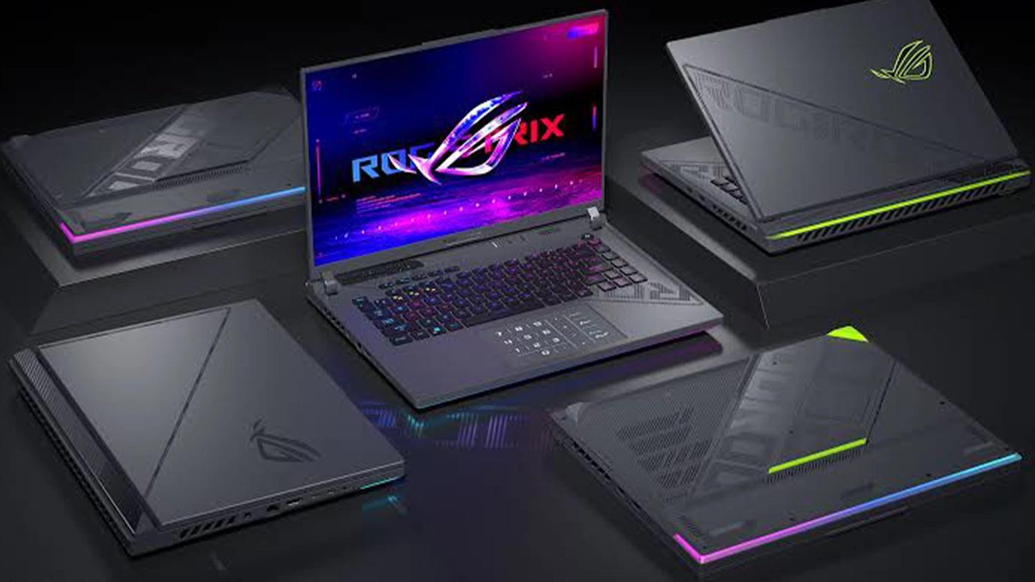 Tmavá plocha s rozestavěnými notebooky ASUS