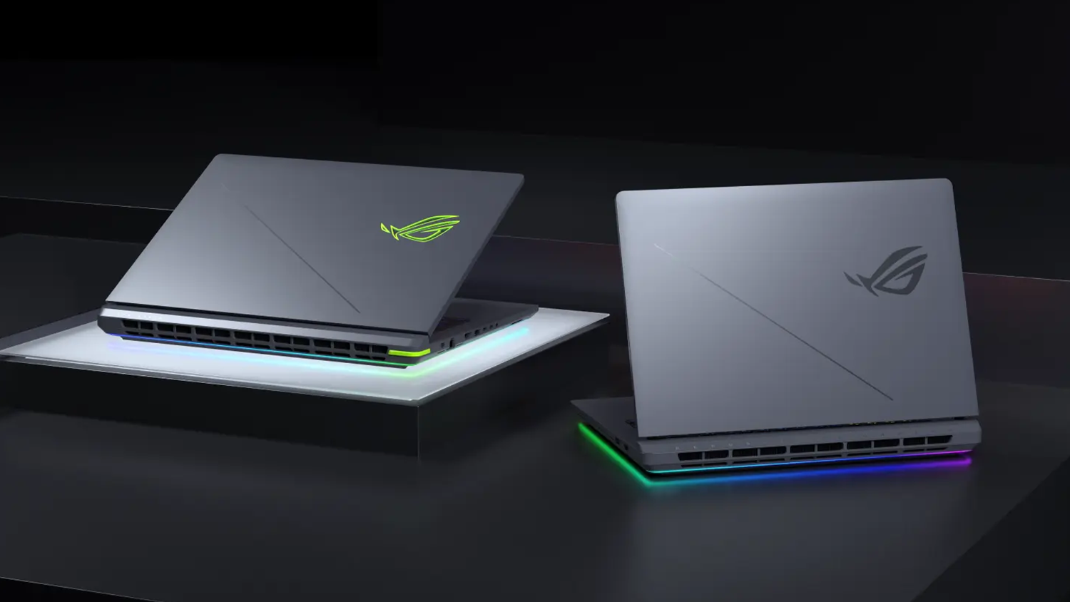 Šedé podstavce s notebooky ASUS