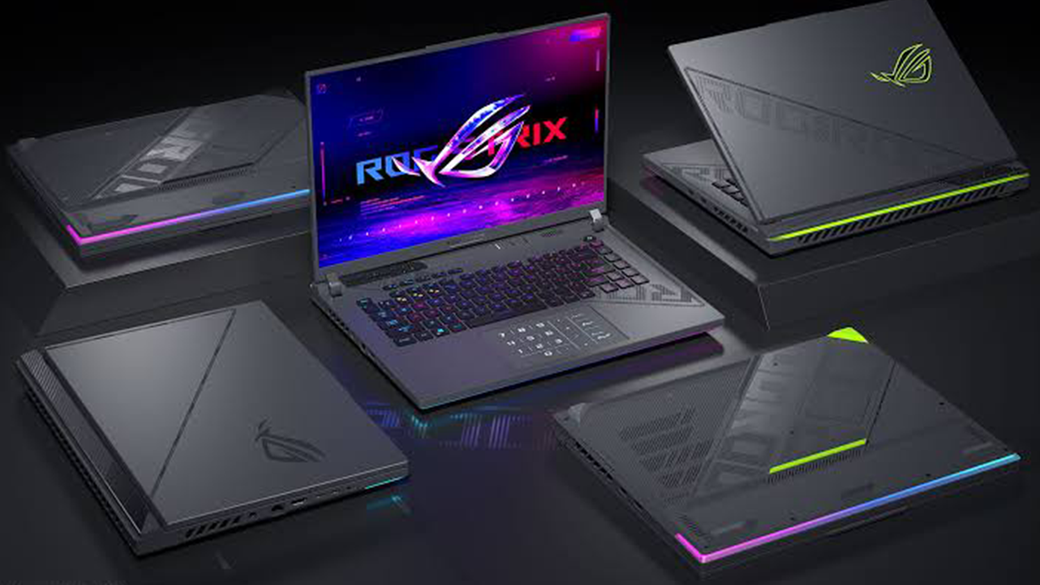 Tmavá plocha s rozestavěnými notebooky ASUS