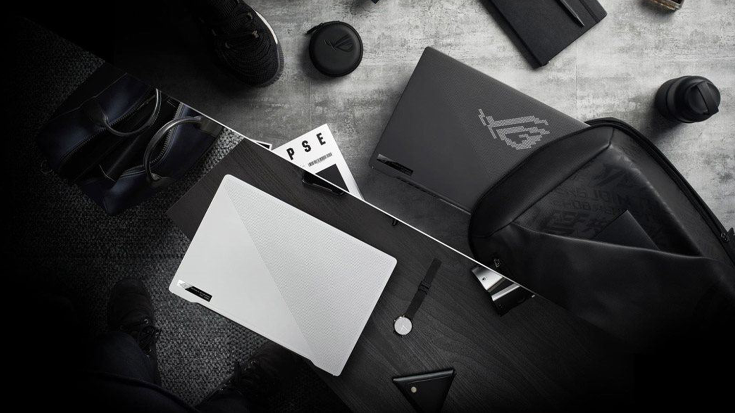 Černobílé příslušenství s notebookem ASUS