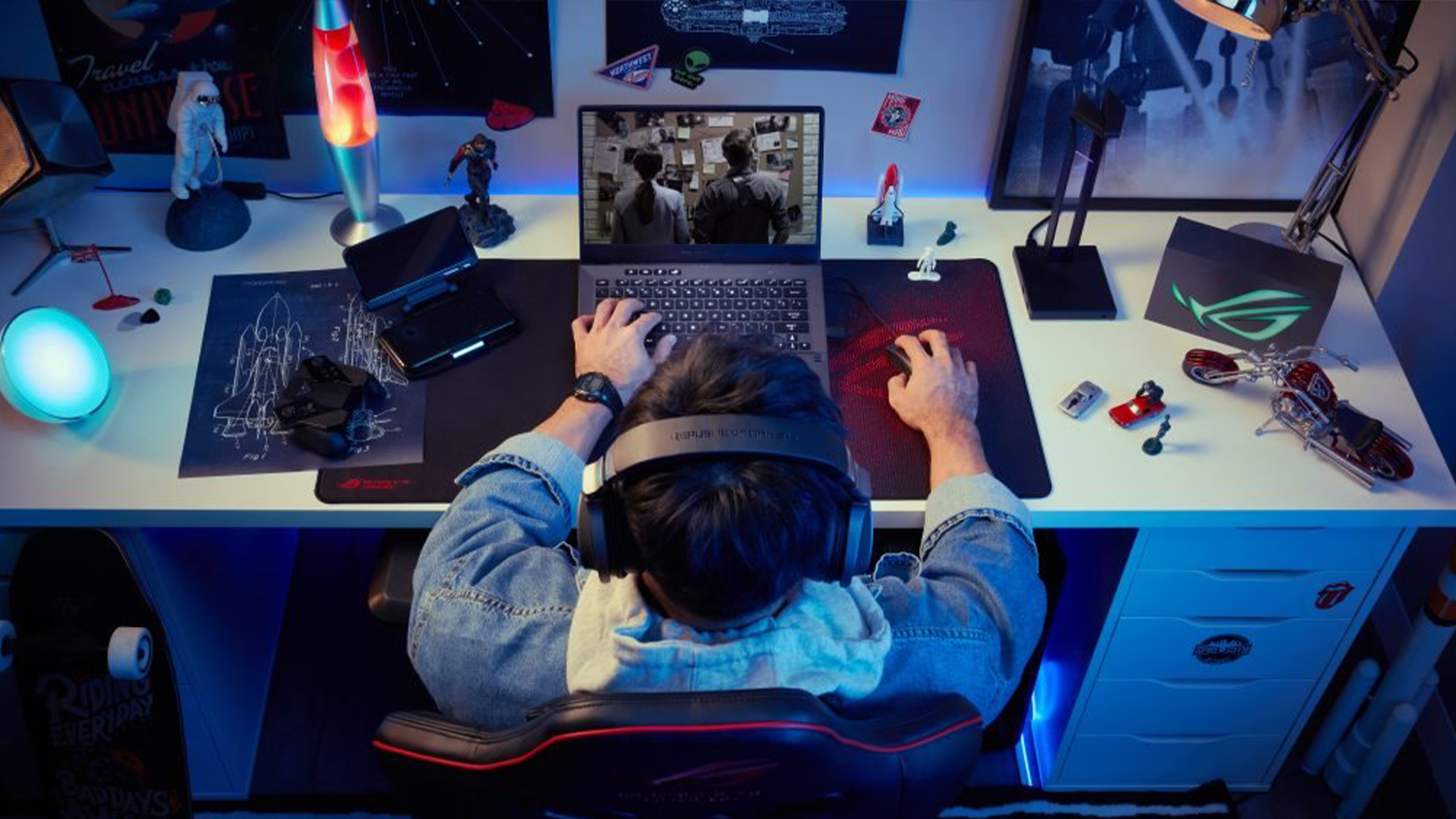 Osoba hrající u stolu hry na notebooku ASUS