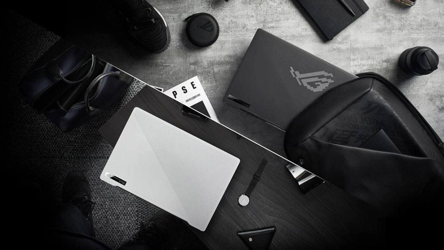 Černobílé příslušenství s notebookem ASUS