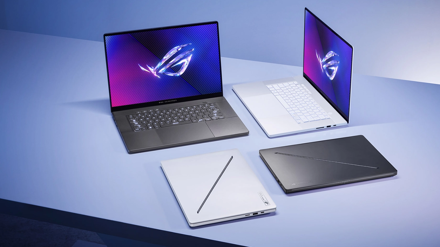 Modrá plocha s několika notebooky ASUS