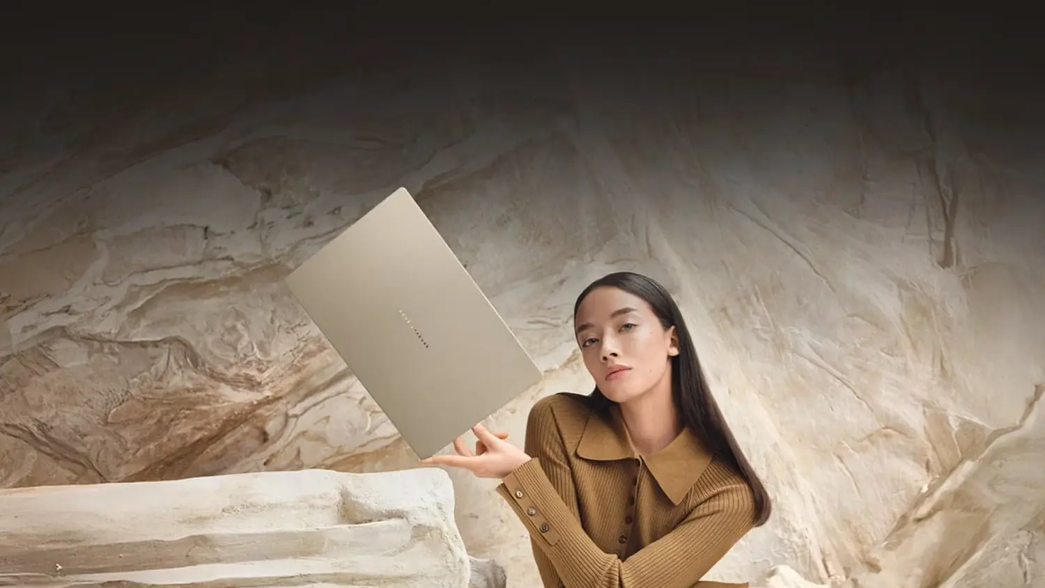 Žena balancující notebook ASUS Zenbook A16 na prstu