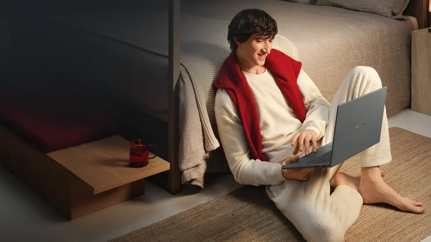 Muž pracující na notebooku ASUS Zenbook A16