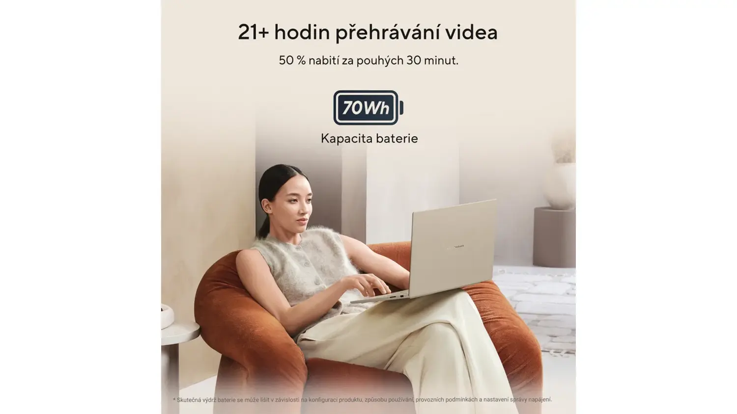 Žena pracující na notebooku ASUS Zenbook A16