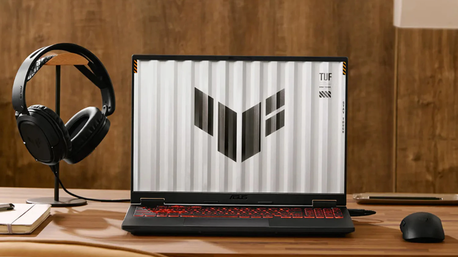 Notebooky ASUS TUF Gaming A16 na stole