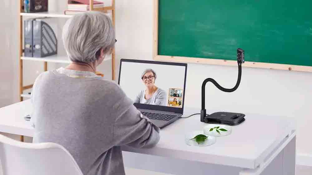 Žena pracuje s vizualizérem Avermedia U50+_03