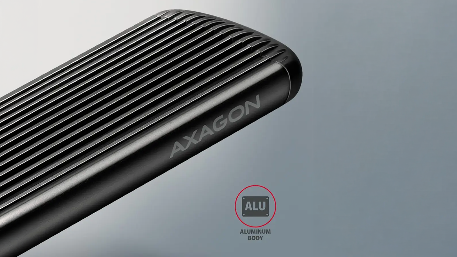 Bliž&scaron;&iacute; pohľad na telo extern&eacute;ho boxu AXAGON EEM2-SC USB-C 10 Gbps