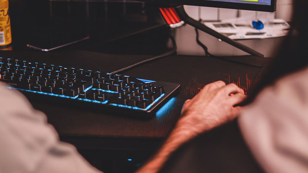 Počítač se spuštěnou hrou, klávesnice a myš_2