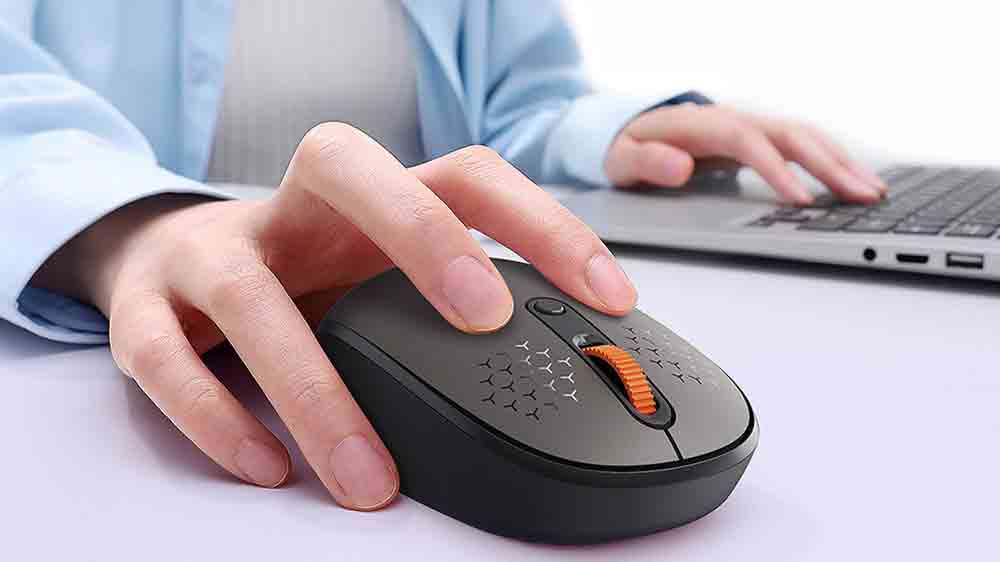 Osoba pri notebooku s rukou na myši Baseus F01B Tri-mode_02