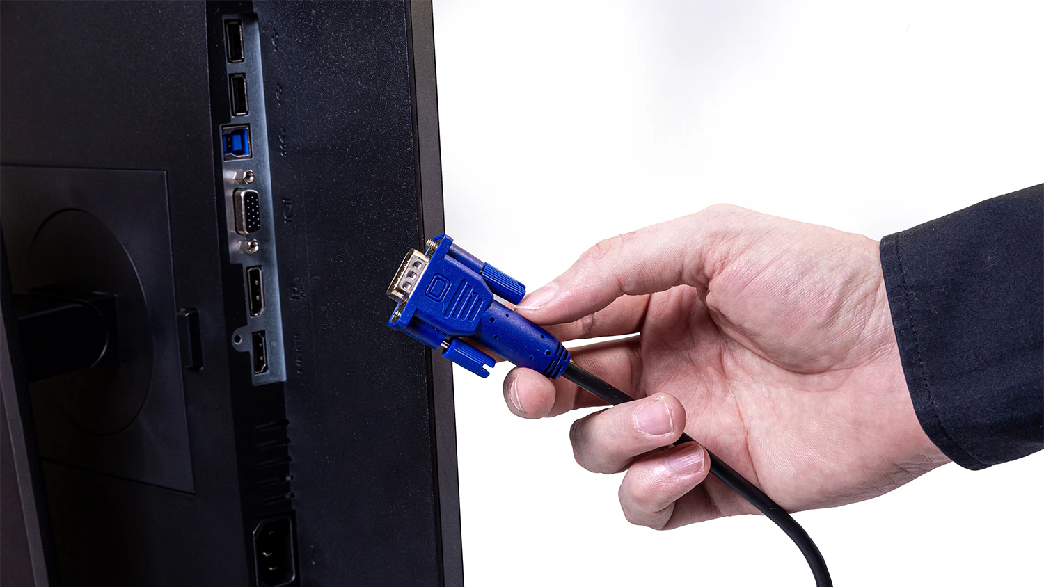 Můž zapojuje VGA kabel do monitoru