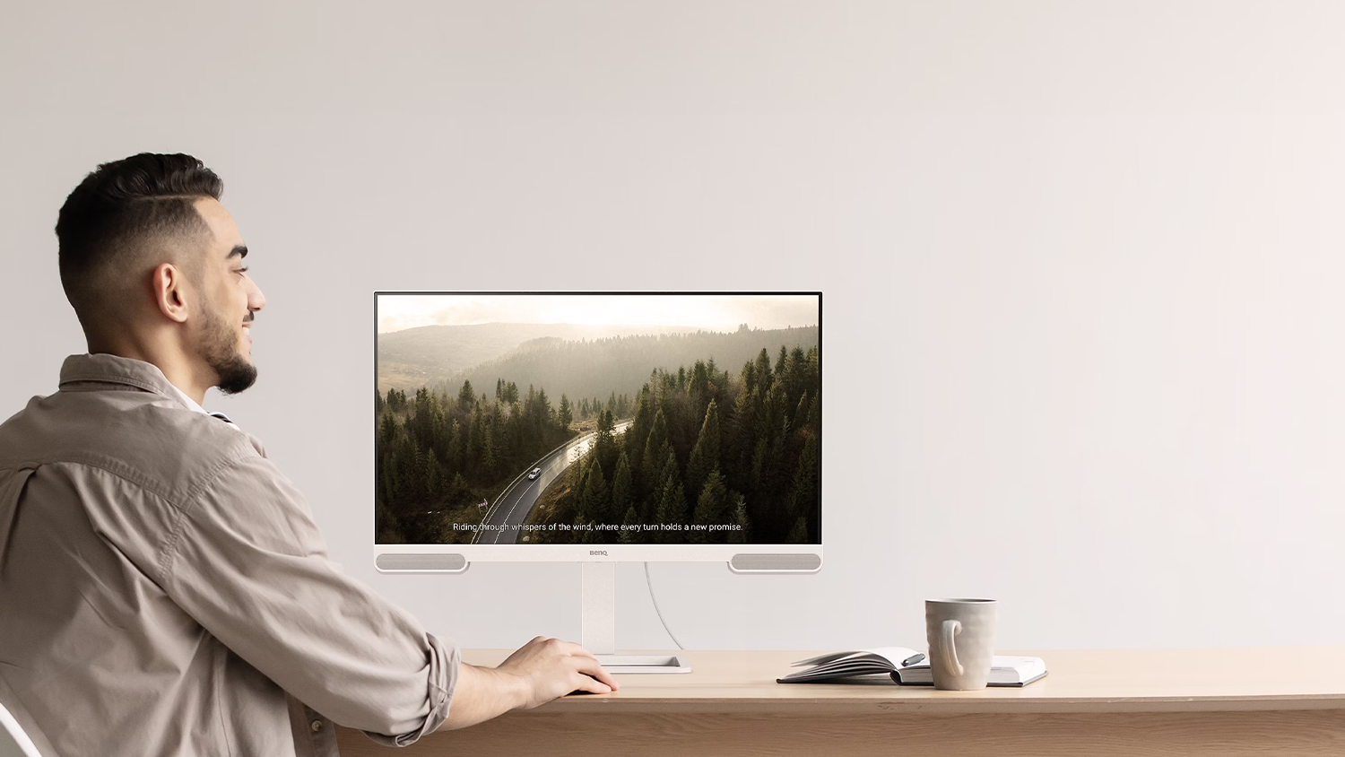 Muž sediaci pri monitore BenQ EW2790U