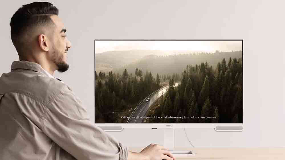 Muž sediaci pri monitore BenQ EW3290U_03
