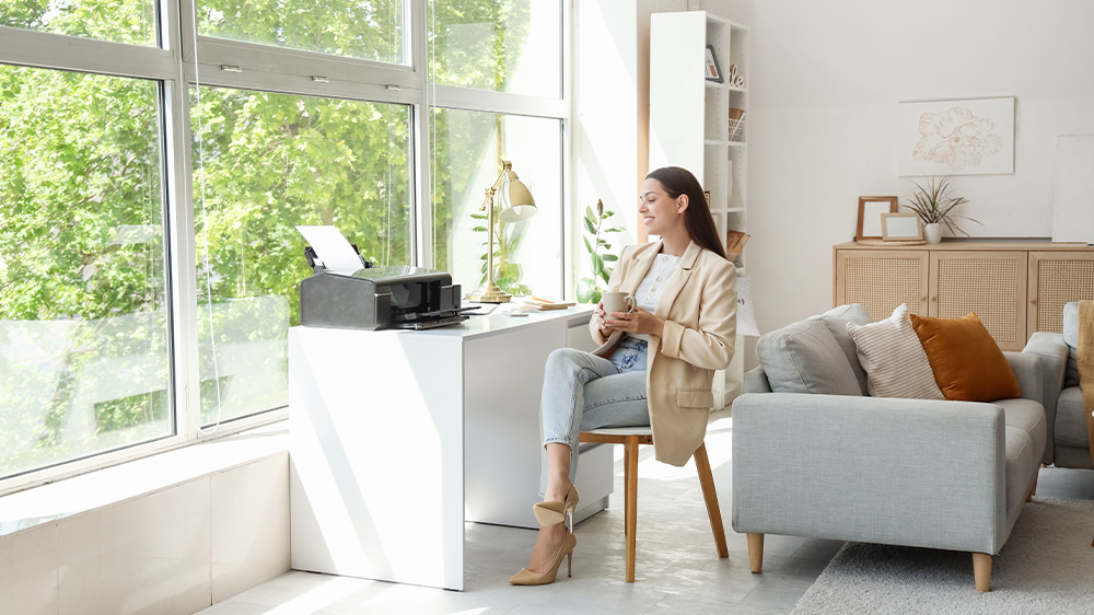 Žena kopíruje v kanceláři_03