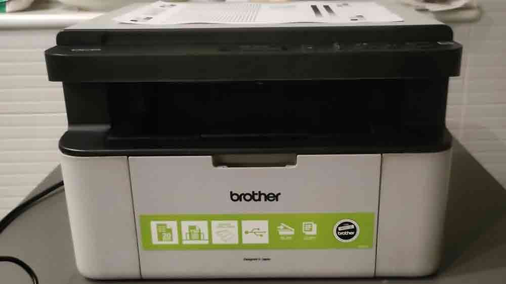 Laserová tiskárna Brother DCP-1510E na stole_02