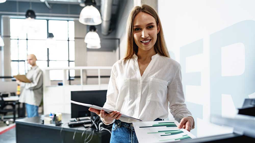 Mladá usměvavá žena u tiskárny_02