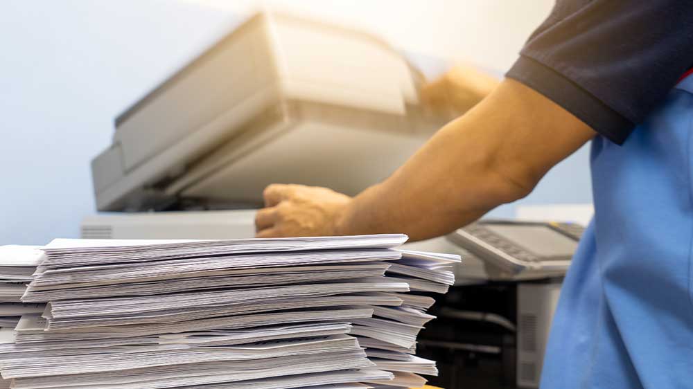 Muž kopíruje velké množství stránek_03