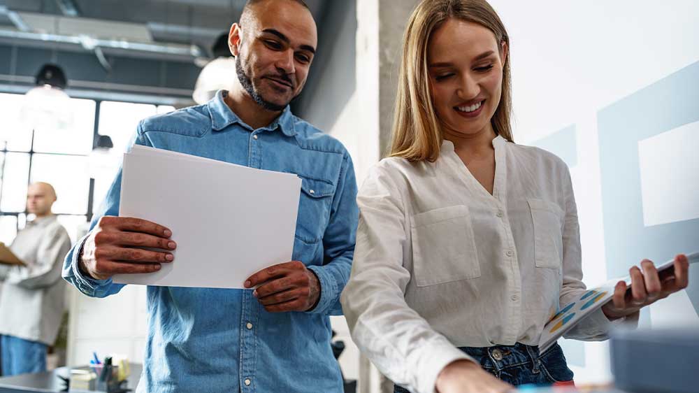 Muž a žena kopírují velké množství stránek_03