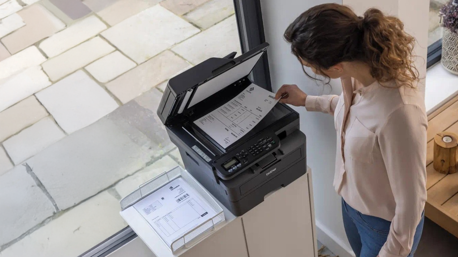 Žena skenuj&iacute;c&iacute; dokument na tisk&aacute;rně Brother MFC-L2802DN