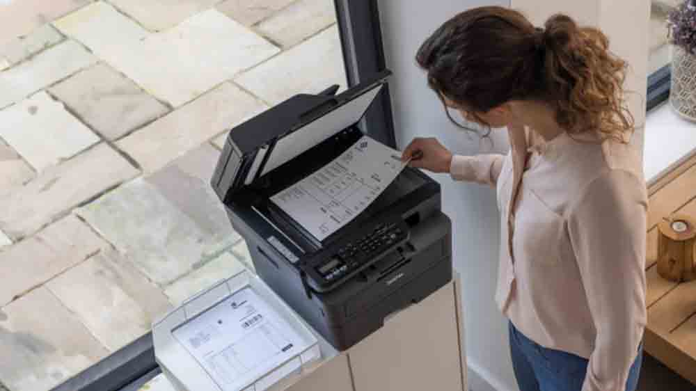 Žena tiskne na tiskárně Brother MFC-L2862DW v interiéru_03