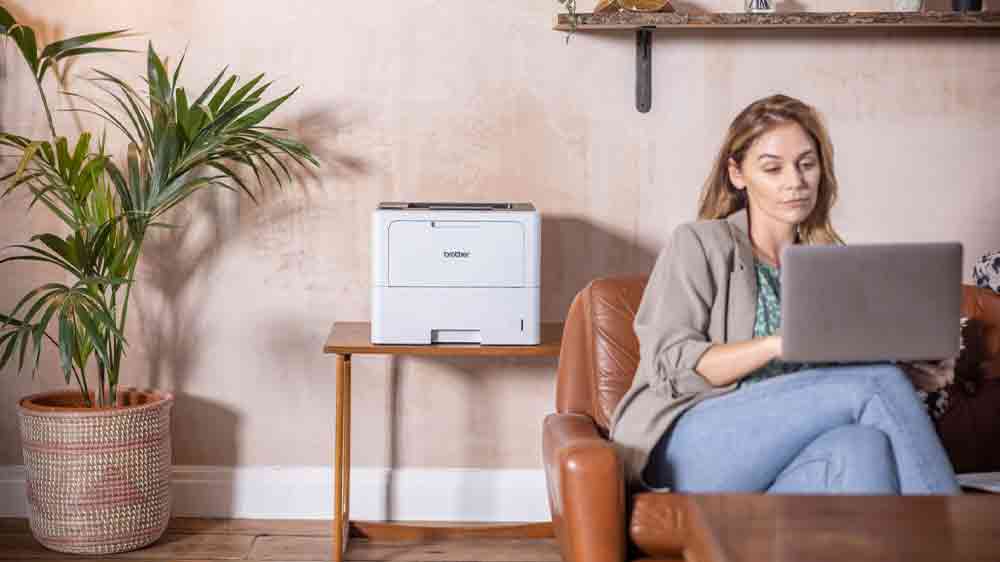 Černobílá laserová tiskárna Brother HL-L6210DW v pokoji_02
