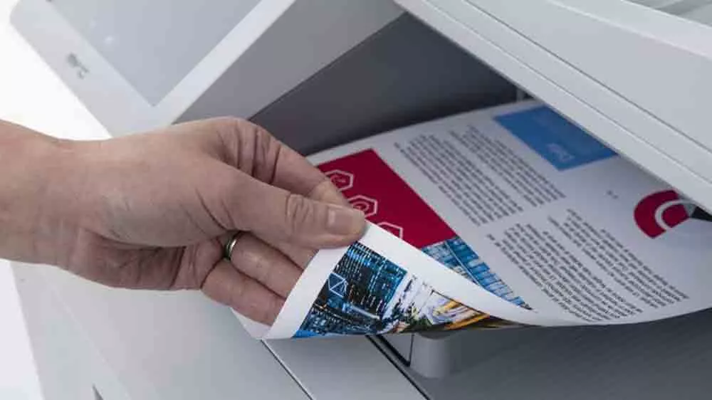 Ruka vyťahujúca vytlačený papier z tlačiarne Brother MFC-L9630CDN_02