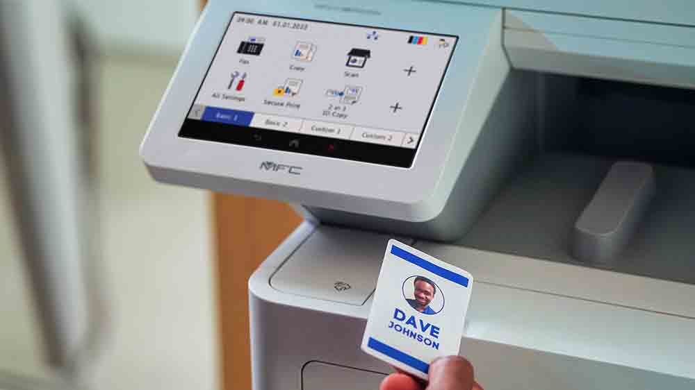 Člověk přikl&aacute;d&aacute; NFC kartu na tisk&aacute;rnu Brother MFC-L9630CDN_05