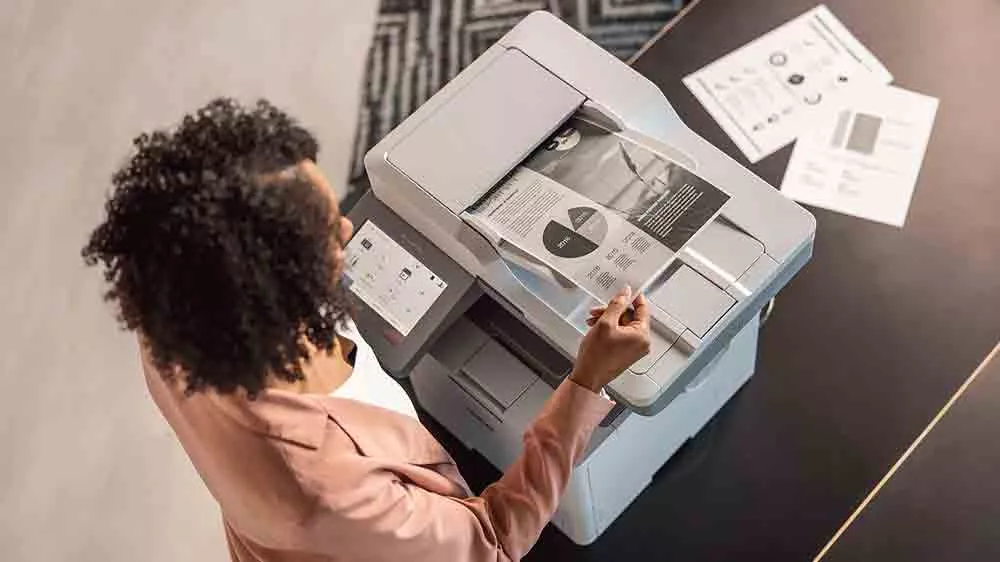Žena pri multifunkčnej čiernobielej laserovej tlačiarni Brother MFC-L6910DN _02