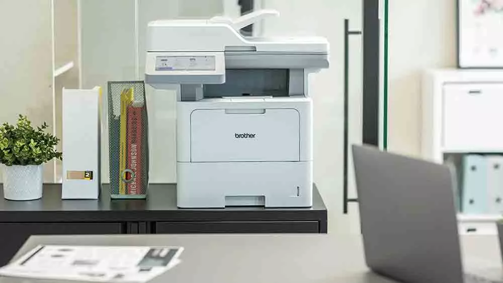 Čiernobiela laserová multifunkčná tlačiareň Brother MFC-L6910DN v kancelárii_04
