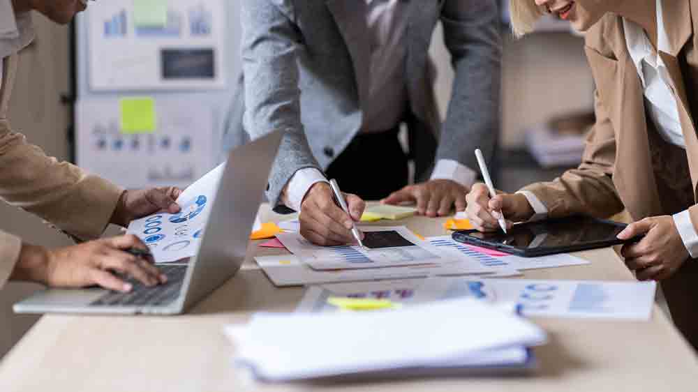 Skupina lidí pracující v kanceláři_02