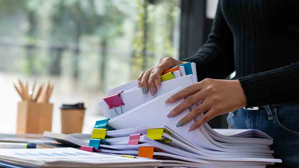 Žena s papíry v kanceláři_04