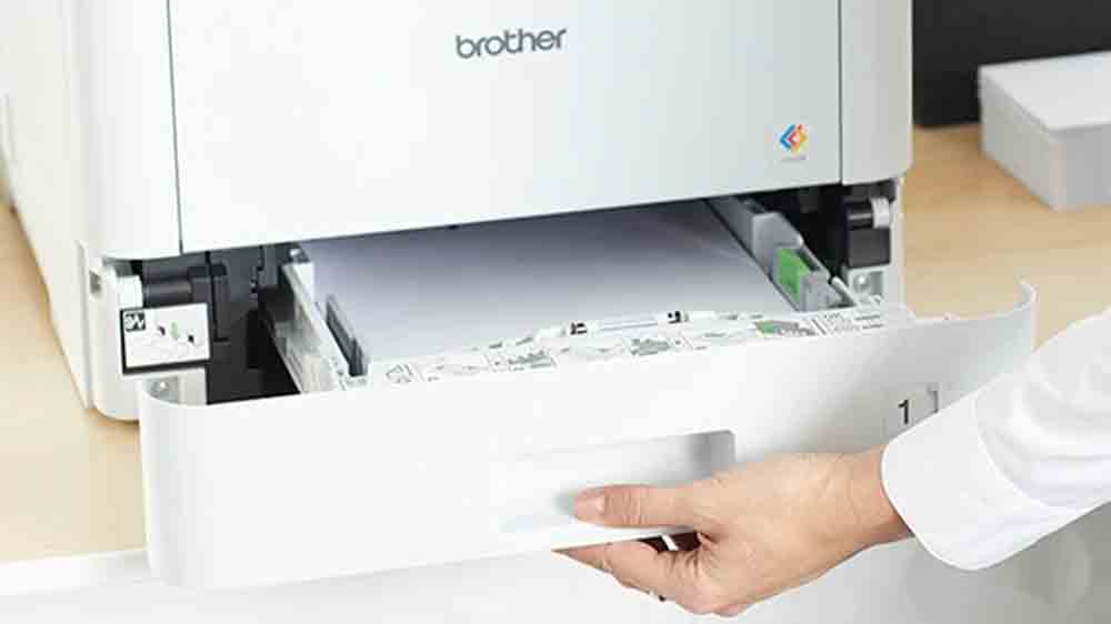Člověk zasouvající zásobník s papíry do tiskárny Brother HL-L8260CDW_03