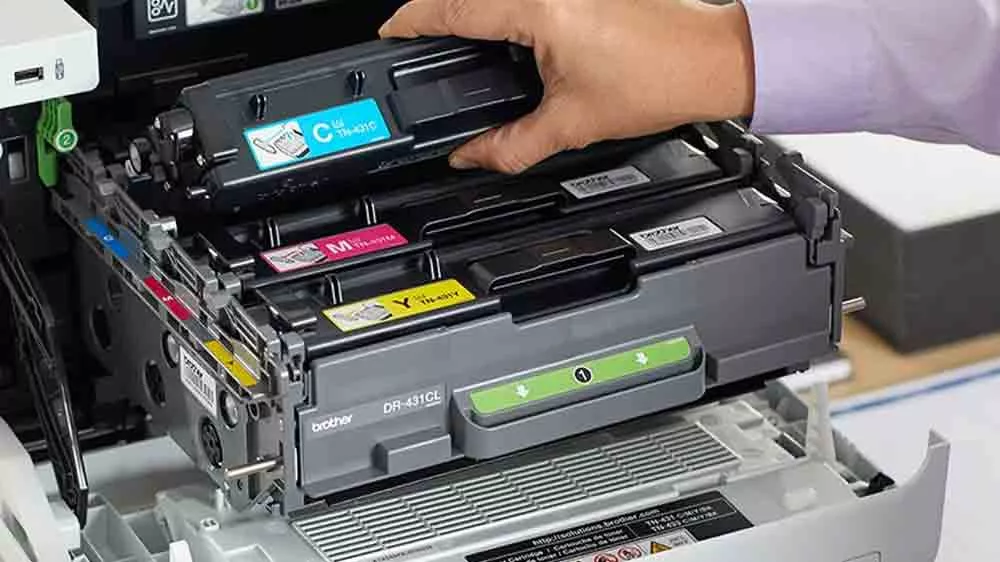 Osoba vkladaj&uacute;ca toner do tlačiarne Brother HL-L8260CDW_05