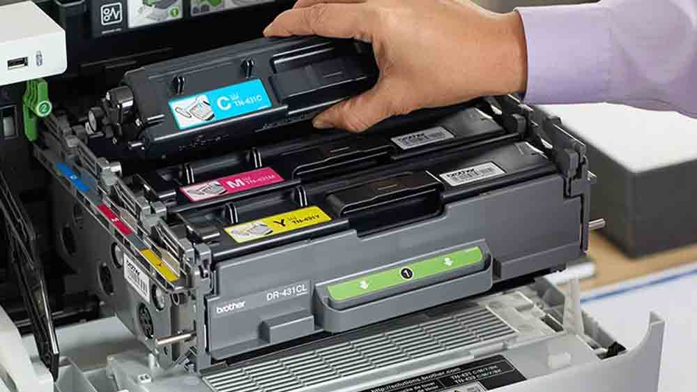 Člověk vkládající toner do tiskárny_05