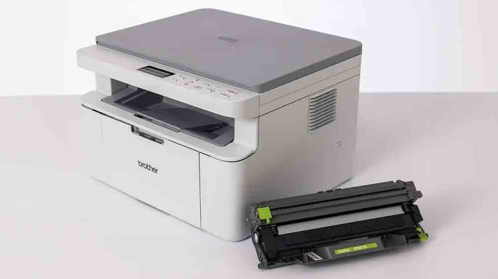Laserov&aacute; tisk&aacute;rna Brother DCP-L1630W s tonerem položen&yacute;m vedle_03