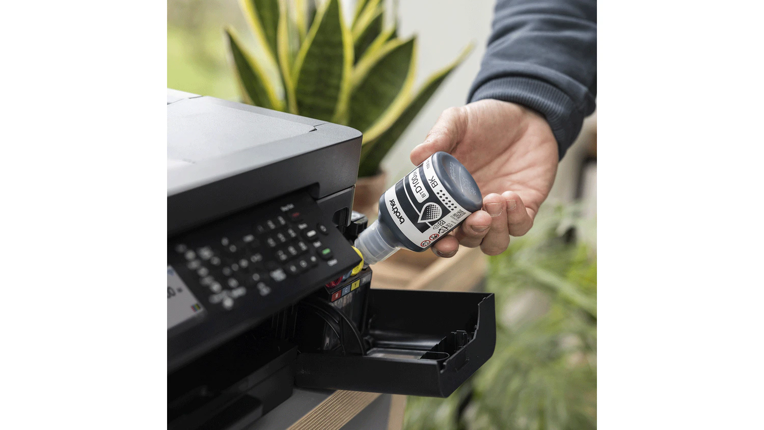 Plněn&iacute; z&aacute;sobn&iacute;ku inkoustov&eacute; tisk&aacute;rny Brother MFC-T930DW